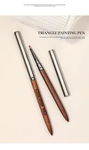 Gros plan d'un pinceau triangle professionnel pour le nail art et le dessin de pétales.