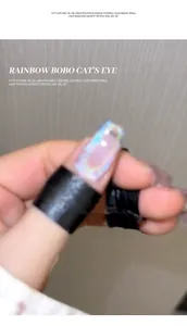 Κοντινό πλάνο ολογραφικού τζελ νυχιών rainbow cat's eye με εξαιρετικά λαμπερό εφέ