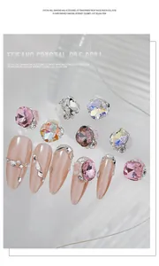 Vue détaillée de charms d'ongles en cristal 3D avec fleurs et gemmes roses brillants
