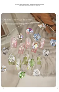 Makroansicht von eis-transparenten Kristallen und Charms für luxuriöses Nagelkunst-Design