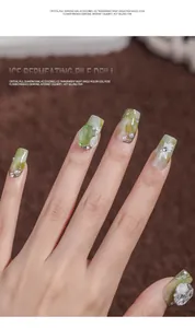 Detailansicht grüner, eisig transparenter Aufklebenägel mit Taubenei-Diamanten und Blumenkunst