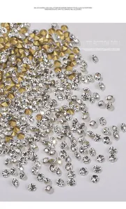 Gros plan haute définition sur des strass tchèques transparents pour décorations d'ongles
