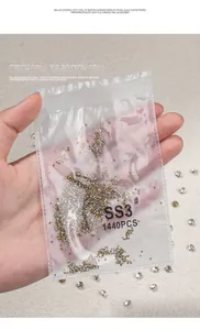Vue détaillée des strass en verre tchèques SS3 dans un emballage transparent de 1440pcs