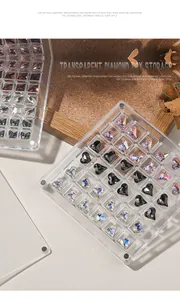 Vue détaillée d'une boîte de rangement en acrylique avec 36 grilles et zircons cœurs