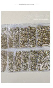 Détail de plusieurs paquets de strass tchèques argentés et dorés pour la décoration des ongles.