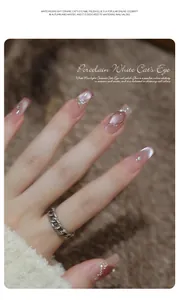 Détail du gel à ongles œil de chat blanc porcelaine avec effet cristal scintillant