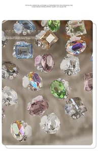 Makroansicht von eisig transparenten Nagelschmuck-Kristallen mit Rosen- und Perlendetails