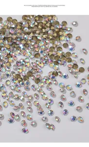 Gros plan de strass en verre de Bohême à fond pointu pour la décoration des ongles