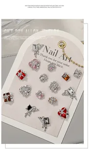 Dijes de nail art de aleación con cristales brillantes y alas para decoraciones festivas.