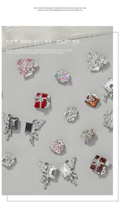 Vista detallada de varios adornos para uñas de aleación con diamantes de imitación.