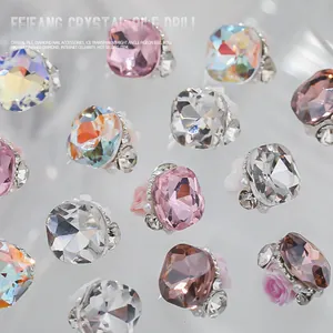 Breloques d'ongles en cristal étincelant avec accents de roses et camélias 3D