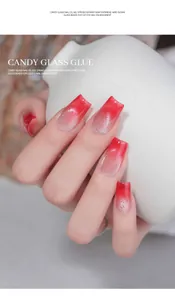 Gros plan sur un gel à ongles œil de chat dégradé rouge avec paillettes argentées