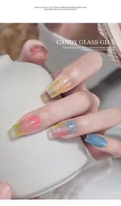 Gros plan du gel pour ongles coloré cat eye candy glass avec un effet translucide.