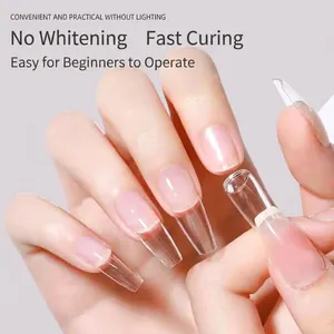 Professionele nagellijm met transparante opzetstukken voor kunstnagels