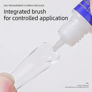 Professionele sterke sneldrogende nagellijm aangebracht op een doorzichtige kunstnageltip