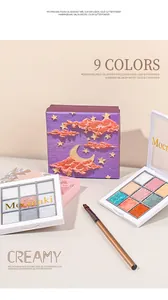 Detalle macro de paleta de purpurina para uñas de 9 colores con caja de luna y pincel.