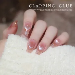 Herzform Katzenauge Nailart mit nudefarbenem Farbverlauf und Goldglitzer