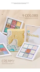 Detalle de cerca de paleta de esmalte de uñas de 9 colores con efecto aurora opal