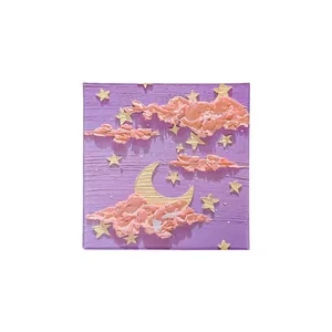 Decoración de uñas en relieve 3D con luna y estrellas sobre un fondo violeta intenso
