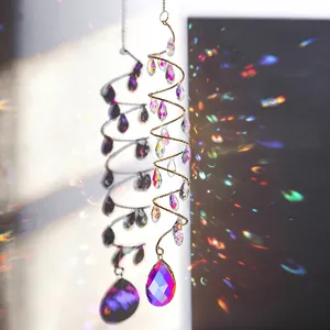 Detalle de un atrapasol de cristal facetado que crea hermosos reflejos de arco iris