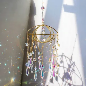 Detailaufnahme eines goldenen Kristall-Sonnelfängers mit leuchtenden Regenbogenreflexen.