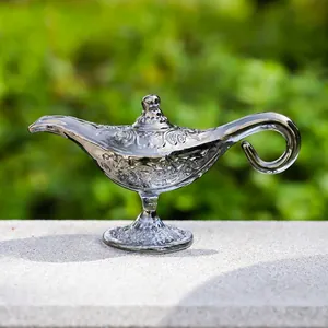 Vista detallada de los intrincados patrones en relieve en una lámpara de Aladino de cristal