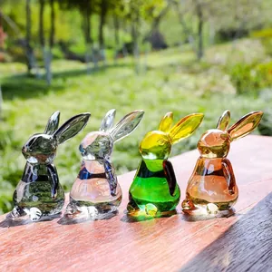 Detailansicht von vier bunten Kristallglas-Hasenfiguren im natürlichen Sonnenlicht