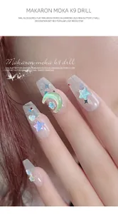 Detailopname van K9 kristallen maan en ster nagelbedeltjes in moka op lichte nagels
