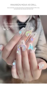 Gedetailleerd overzicht van mocha K9 kristallen vlinder en ster nagelkunst bedeltjes op nagels.