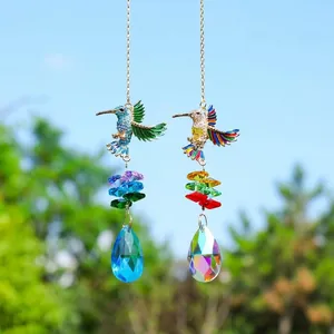 Gros plan d'attrape-soleil colibri colorés avec des prismes en cristal suspendus