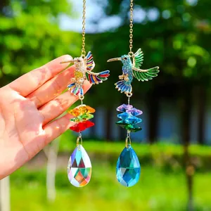 Vue détaillée de magnifiques attrape-soleil colibri en cristal avec gouttes facettées.