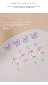 Macro weergave van pastelkleurige K9 kristallen nageldecoraties in de vorm van vlinders