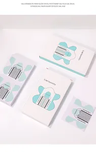 Vista dettagliata delle forme per allungamento unghie in PVC in scatole e fogli.