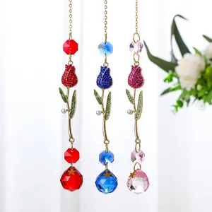 Gros plan exquis de trois attrape-soleil tulipes en cristal coloré rouge, bleu et rose.