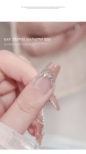 Makroansicht eines manikürten Nagels mit zarten silbernen Perlen und Glitzerakzenten.