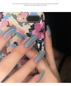 Makrodetail von irisierendem Aurora-Chrom-Nagelpuder auf langen, stylischen Sargnägeln.