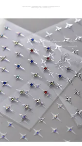Gedetailleerde macro-opname van 3D-sternagelstickers met fonkelende kristallen studs