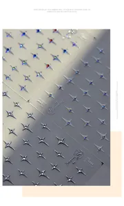 Gedetailleerde macro-opname van 3D-reliëf sterrennagelstickers met fonkelende strassteentjes.