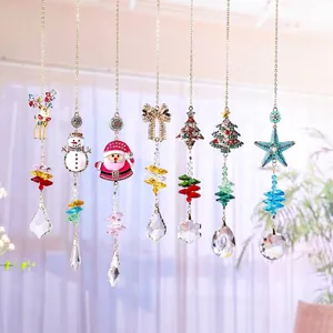 Vue détaillée de capteurs de soleil en cristal de Noël avec renne et Père Noël.