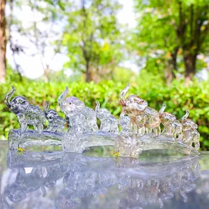 Statuine della famiglia di elefanti in cristallo iridescente su ponte