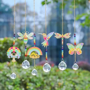 Vue détaillée de cinq attrape-soleil en cristal arc-en-ciel suspendus au jardin.