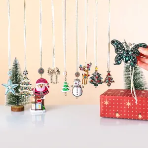 Collection de divers ornements de Noël en cristal avec étoiles et rennes festifs