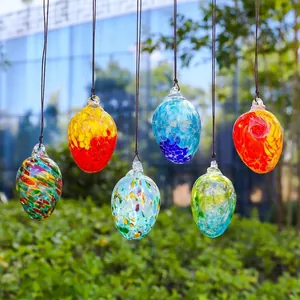 Coloridos adornos de cristal colgantes de huevos de Pascua para el jardín