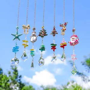 Sélection de capteurs de soleil décoratifs en cristal de Noël sur fond de ciel bleu