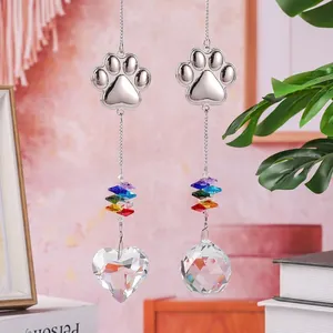 Detailansicht von Kristall-Sonnenfängern mit Hundepfote, Regenbogenperlen und Herzanhänger