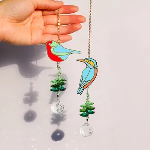 Atrapasoles de cristal con forma de pájaro que proyectan reflejos de colores para jardín