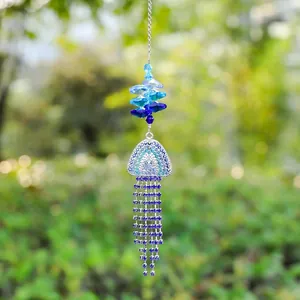 Dettaglio di acchiappasole a medusa in cristallo blu con strass scintillanti per giardino.