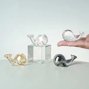 Figuritas de ballenas de cristal decorativas en acabados claro, ámbar e iridiscente