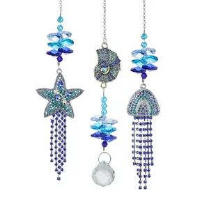 Acchiappasole in cristallo blu a tema marino con stella marina, conchiglia e medusa