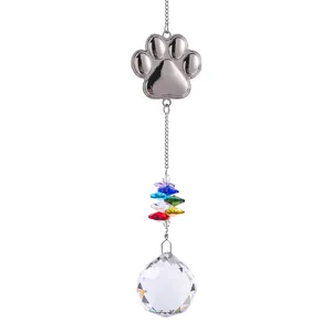 Detailansicht Kristall-Sonnenfänger mit silberner Hundepfote und Regenbogenperlen.
